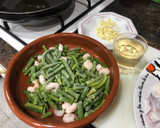 Foto del paso 2 de la receta: Sepia a la plancha con salteado de espárragos y gambas