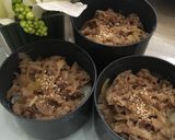 Foto langkah ke 7 dari resep Beef bowl / Gyudon / daging sapi iris ala Jepang.