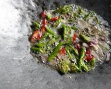 Foto langkah ke 3 dari resep Tumis pedas kikil sapi.