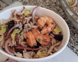 Foto del paso 9 de la receta: Ensalada de Arroz con Aguacate, Pasas y Gambas (con un toque asiático)