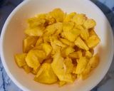 Hình bước làm 1 của món Thịt gà kho thơm (dứa)
