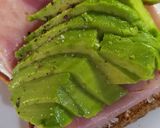 Foto del paso 1 de la receta: Tostada con palta y huevo poché