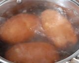 Foto del paso 1 de la receta: Papas salteadas con espinacas a la crema