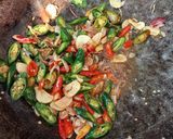 Foto langkah ke 2 dari resep Tumis kulit dan daun melinjo.