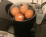 Hình bước làm 1 của món Thịt bọc trứng (Scotch egg)