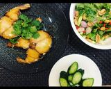 รูปขั้นตอนการทำที่ 3 ของ ปลาอินทรีย์ทอดน้ำปลากวน ยำมะม่วง🤤
