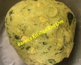 A picture of step 2 of Palak rice flour fritters.
