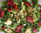Foto del paso 4 de la receta: Ensalada de rúcula, tomates secos, palta y frutos secos