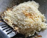 Gambar langkah 4 resipi Mee Segera Goreng.