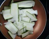 Foto del paso 1 de la receta: Nido de calabacín y champiñones