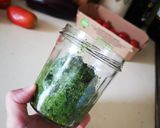 Une image de l'étape 1 de Pesto de fanes de carottes.