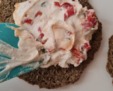 Foto del paso 5 de la receta: Sanguchito saludable de morrón asado y queso crema casero con pan de chía sin horno 🥪 🥵