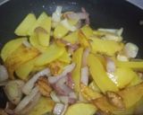 Gambar langkah 2 resipi Kentang Goreng Telur Hancur.
