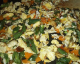 ரோட்டுக்கடை முட்டை ஃப்ரைடு ரைஸ் (Muttai fried rice recipe in tamil) ரெசிபி ஸ்டேப் 5 புகைப்படம்