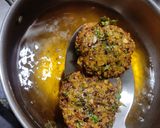 गावरानी चणे आणि तुरीचे चाकवत घातलेले वडे.(Gavran Chane Turi Chakvat Bhaji Vade Recipe In Marathi) रेसिपी स्टेप 6 फोटो 