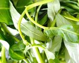 Foto langkah ke 1 dari resep Tumis kangkung bunga pepaya.