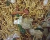 Foto langkah ke 3 dari resep Mie kuning goreng nyemek.