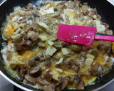 Foto del paso 4 de la receta: Revuelto de champiñones y calabacín🍄🥒🧀