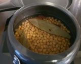 A picture of step 2 of Chana Masala 🥰🍲🏡.