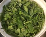 Une image de l'étape 1 de Salade de concombre et carottes râpées à la roquette et feta.