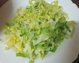 Foto del paso 6 de la receta: Ensalada mixta de col y cogollo con langostinos, palitos de cangrejo, piña y salsa rosa