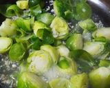 Foto del paso 4 de la receta: Repollitos (coles) de bruselas a ajo
