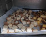 Foto langkah ke 4 dari resep Garlic Croutons.
