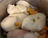 Foto del passaggio 1 della ricetta Insalata di pollo e zucchine in salsa tonnata antica