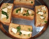ગાર્લિક બ્રેડ (Garlic Bread Recipe in Gujarati) રેસીપી સ્ટેપ2ફોટો
