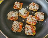 A picture of step 4 of Cream Crackers Maska Chaska Pizza.
