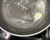 Foto del passaggio 2 della ricetta Frittata ai finferli porcini e prosciutto cotto