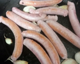 Foto del paso 4 de la receta: 🌭Salchichas de pollo al vino🍷