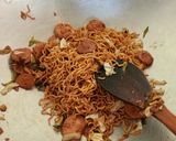 Foto langkah ke 5 dari resep Mie goreng simpel.