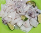 Foto langkah ke 1 dari resep Cumi goreng tepung saos padang ala resto.
