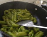 A picture of step 2 of Green chilli thecha.