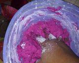 Foto langkah ke 5 dari resep Klepon ubi Merah Putih.