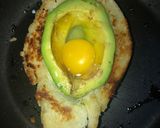 Foto del paso 2 de la receta: Pan con palta y huevo😋