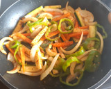 Foto del paso 2 de la receta: Ñoquis tex mex con verduras salteadas y almendras
