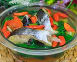Foto langkah ke 5 dari resep Sup Patin Kemangi Kuah Bening.