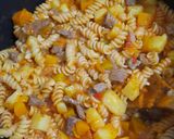 Foto del paso 4 de la receta: Guiso de fideos tirabuzones