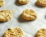 Foto langkah ke 4 dari resep Thin and Crispy Oatmel Raisin Cookies.