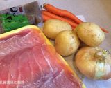 A picture of step 1 of Nikujaga (Japanese Potato and Pork Stew).