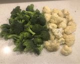 Foto del paso 1 de la receta Gratín de brócolis y coliflor en salsa de atún