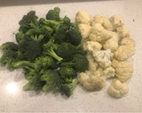 Foto del paso 1 de la receta: Gratín de brócolis y coliflor en salsa de atún