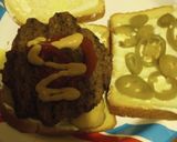 A picture of step 1 of Jalapeno Burger with Fries Sandwich.