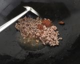 รูปขั้นตอนการทำที่ 2 ของ หมูผัดขิงแจ่วบองใบยี่หร่า