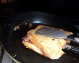 Foto langkah ke 3 dari resep Simple pizza sandwich.