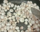 A picture of step 6 of Sindhi makhana curry.