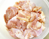 A picture of step 3 of ★Lazy Yakitori★ No Skewers! Chicken Thighs and Scallions.