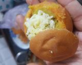 A picture of step 4 of Stuffed vada pav with cheesy dip.